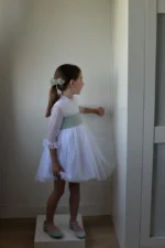 Vestido corto blanco manga tul (sin lazada) - Imagen 3
