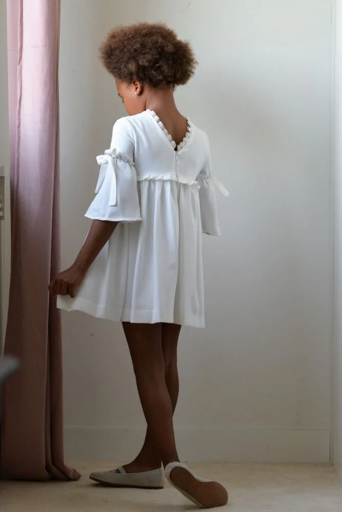 vestido-corto-plumetti-blanco-con-tul-sin-lazada Vestido crep con puntilla espalda pico y manga campana - Imagen 1