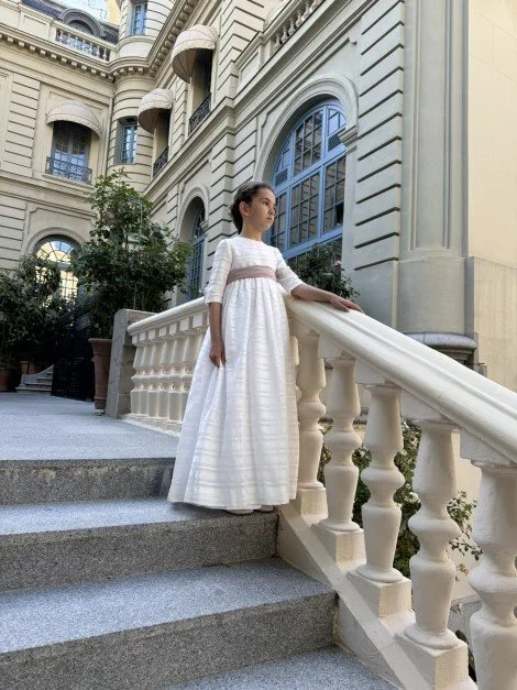vestido-de-comunion-beige-manga-campana-de-tul-plumetti-con-lazada-de-tul-plumetti Vestido de comunion Blanca - Imagen 1