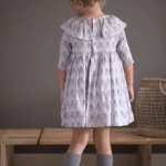 Vestido plumas volante
