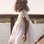Vestido plumetti blanco con mangas de tul